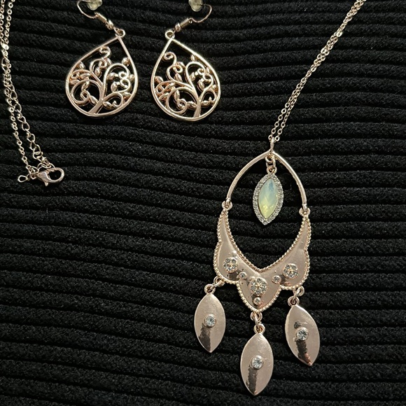 Rose Gold & Gold Fashion Necklace & Earrings sets. - Picture 4 of 5